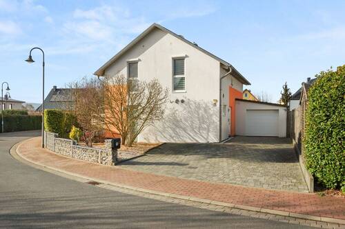 Straßenansicht - 4 Zimmer Mehrfamilienhaus, Wohnhaus in Niddatal