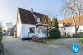 Hausansicht - Zum Wachküssen: Einfamilienhaus wartet auf den zweiten Frühling