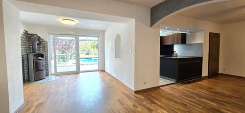 EG Wohnzimmer mit Blick zur Terrasse - 