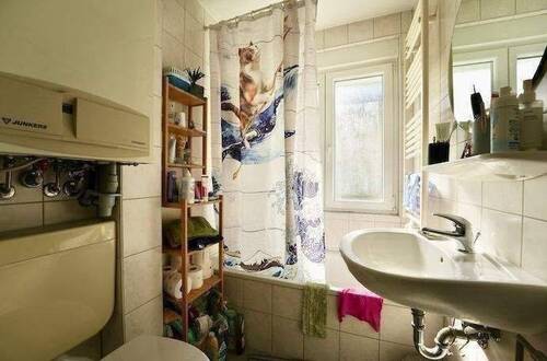 Helles Tageslichtbad mit Badewanne ähnlich - Etagenwohnung in Nürnberg zum Kaufen