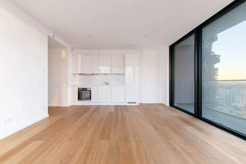 Wohnzimmer mit Einbauküche - 3 Zimmer Etagenwohnung in Frankfurt am Main