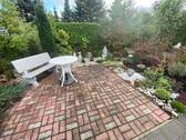 angelegte Terrasse im Garten - 