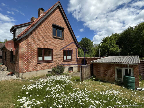 Außenansicht - Gemütliches Zweifamilienhaus auf großem, gepflegten Grundstück