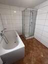 Bad mit Dusche und Wanne - 