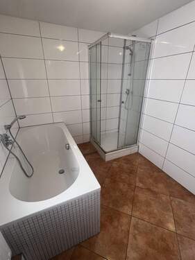 Bad mit Dusche und Wanne - 
