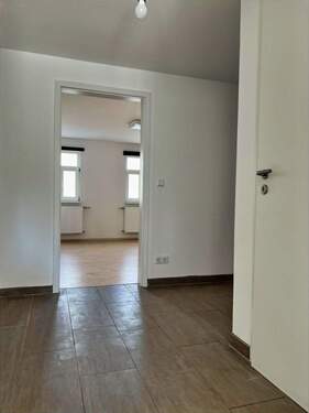 Flur im Erdgeschoss mit Blick ins Gäste-/Arbeitszimmer - 