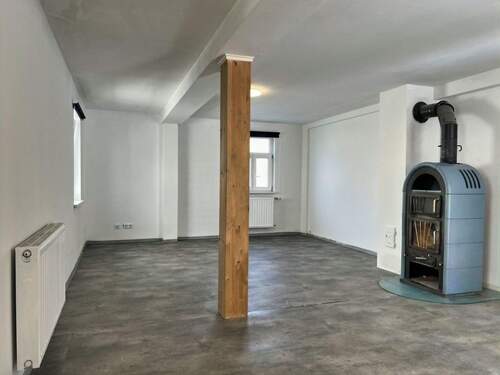 Wohn- und Essbereich mit Schwedenofen im Erdgeschoss - 