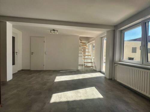 Wohnbereich mit Wendeltreppe ins Obergeschoss - 