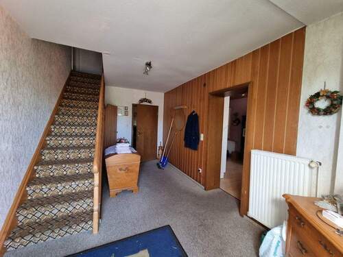 Flur mit Treppenhaus - 