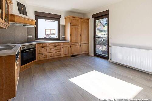 Küche mit Terrassenzugang - 5 Zimmer Einfamilienhaus in Hönningen