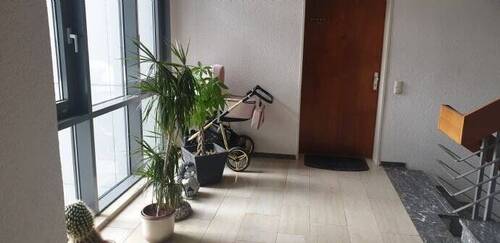 Treppenhaus mit Lichtband - 