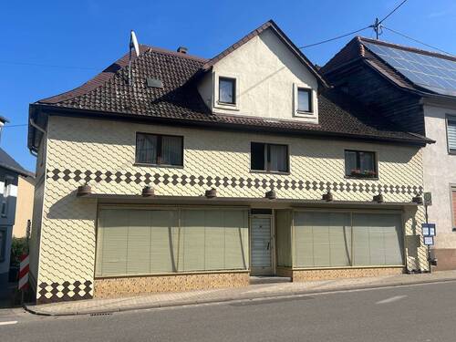 Hausansicht - 7 Zimmer Mehrfamilienhaus, Wohnhaus zum Kaufen in Windesheim