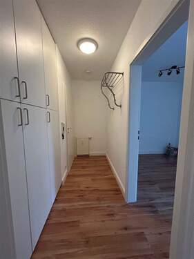 Flur/ Eingangsbereich mit Einbauschrank - 1 Zimmer Etagenwohnung zur Miete in Melsdorf