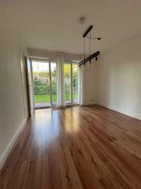 Wohnzimmer mit Zugang zur Terrasse - 1 Zimmer Etagenwohnung in Melsdorf