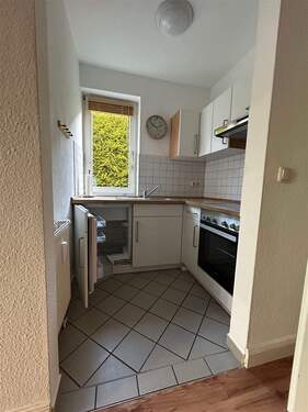 Küche mit Einbauküche und Fenster - 