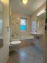 Badezimmer mit Wanne, Fenster und WM-Anschluss - 