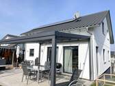 Hausansicht mit Terrasse - 