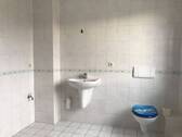 WC, WM-Anschluss und Waschbeckem im Bad - 