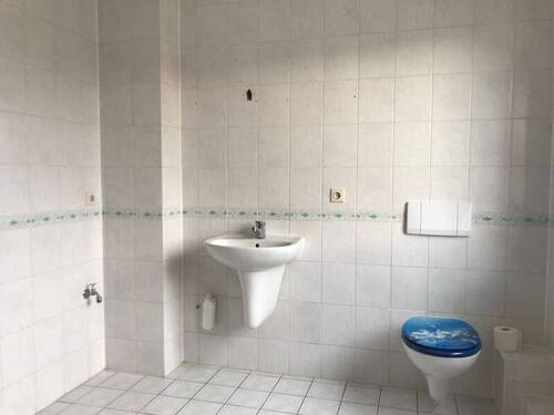 WC, WM-Anschluss und Waschbeckem im Bad - 