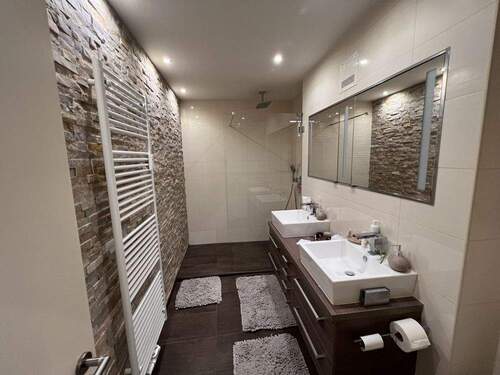 f2f9d063-e75e-4a47-a58b-42a6d74e3abb-1861223765.jp - 