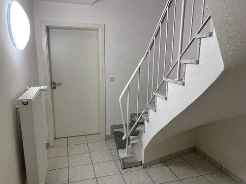 KG - Treppenabgang u. Flur - 