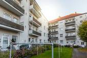 Hausansicht - Modernisierte 2-Zimmer-Wohnung mit Terrasse und ebenerdiger Dusche!