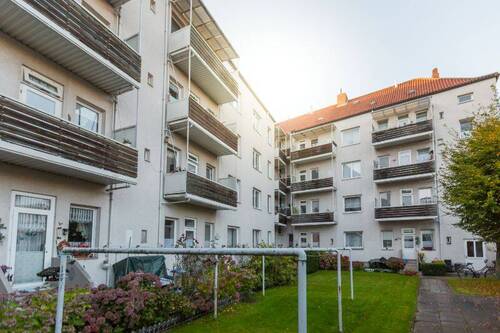 Hausansicht - Modernisierte 2-Zimmer-Wohnung mit Terrasse und ebenerdiger Dusche!