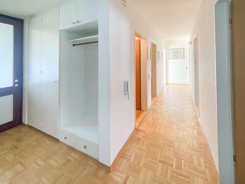 Flur - Toll geschnittene 4-Zimmer-Wohnung mit Loggia und TG-Stellplatz in 88250 Weingarten