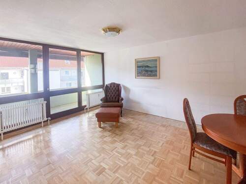 Wohnzimmer mit Loggia - 4 Zimmer Etagenwohnung in Weingarten