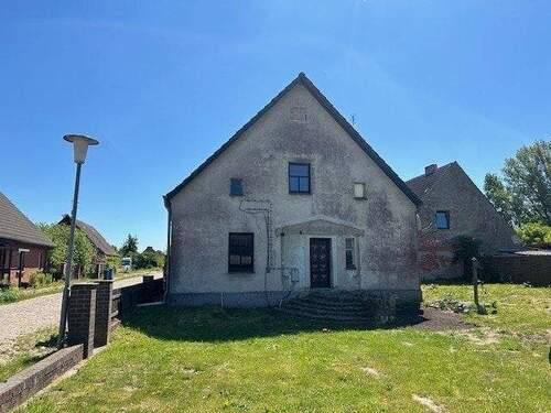 Frontansicht - Ein kleines Häuschen mit Grundstück und Wald!