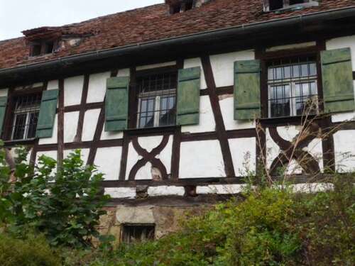 Fassade mit altem Dach - 
