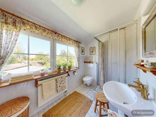 [KI-optimiertes Foto] Tageslicht-Duschbad im Dachgeschoss - 