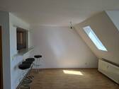Wohnbereich mit Dachfenster - Lichtdurchflutete 2-Zimmer-Wohnung mit Süd-Balkon in Herrenberg-Oberjesingen