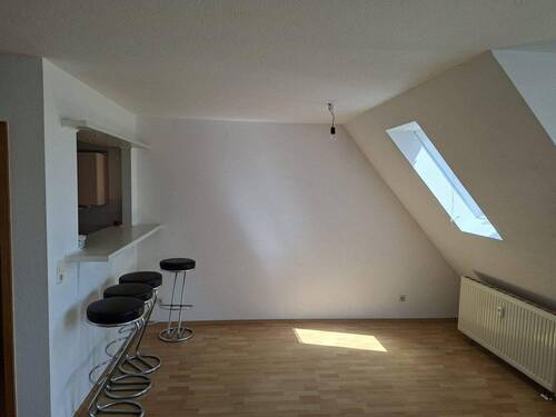 Wohnbereich mit Dachfenster - Lichtdurchflutete 2-Zimmer-Wohnung mit Süd-Balkon in Herrenberg-Oberjesingen