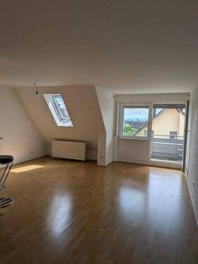 Wohnbereich mit Balkonzugang - 2 Zimmer Etagenwohnung zur Miete in Herrenberg-Oberjesingen