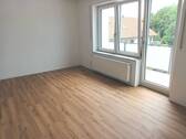 Wohnzimmer - Etagenwohnung mit 100,00 m² in Langenmosen zur Miete