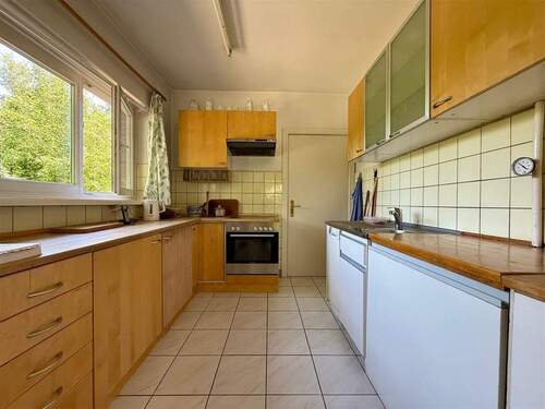 Küche mit Fenster und Einbauküche - 