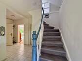 Flur EG mit Treppe ins OG - 
