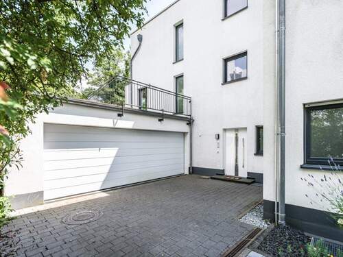 Eingang und Doppelgarage - 6 Zimmer Doppelhaushälfte zum Kaufen in Wiesbaden