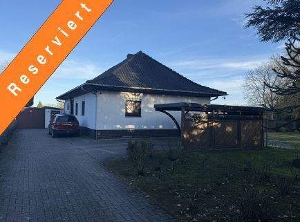 Reserviert - Dörverden-Hülsen: Charmanter Walmdachbungalow mit Keller, Garage und Carport auf großem Grundstück