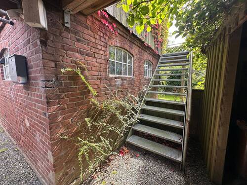 Treppe in die 3 Zimmerwohnung - 