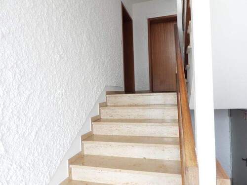 Treppenhaus - Etagenwohnung mit 76,50 m&sup2; in Roth zum Kaufen