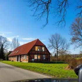 Hausansicht nach Renovieren - Doppelhaushälfte in sonniger Ortsrandlage von Goldberg