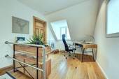 Treppenaufgang / Arbeitsplatz im Dachgeschoss - 