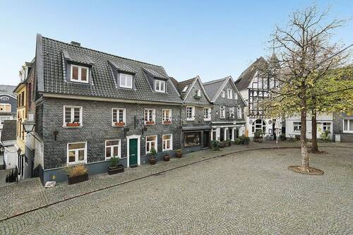 Vorderseite des Hauses - 9 Zimmer Mehrfamilienhaus, Wohnhaus in Mettmann