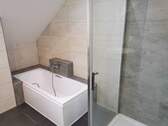 DG vermietete Wohnung - Bad mit Dusche, Wanne und Fenster - 