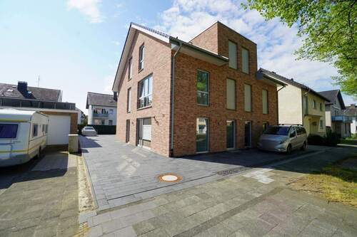 Straßenansicht - 3 Zimmer Etagenwohnung zur Miete in Paderborn / Schloß Neuhaus