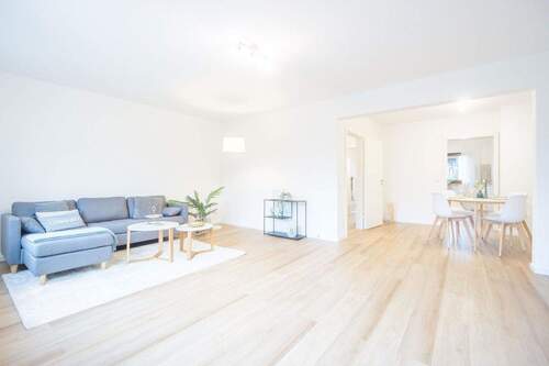 Entspannung: helles Wohnzimmer - 7 Zimmer Reihenmittelhaus in Nürnberg