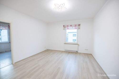 Wohnzimmer - 2 Zimmer Etagenwohnung zum Kaufen in Nürnberg