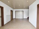 Flur - 9 Zimmer Mehrfamilienhaus, Wohnhaus in Leutenberg